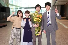 <ハケンの品格>杉野遥亮&山本舞香ら“若手4人衆”が涙のクランクアップ