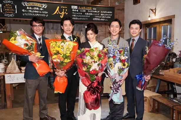篠原涼子主演ドラマ「ハケンの品格」“初代メンバー”が、笑顔でクランクアップを迎えた