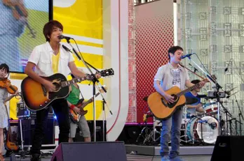 ゆずが真夏のお台場で熱いライブを披露!