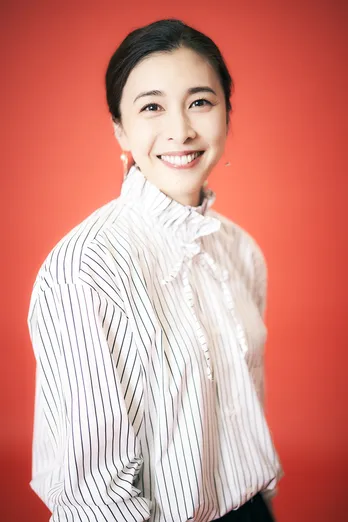 竹内結子「楽しい作品の世界にドボンとハマれる時間って、大事だなと思います」〈コンフィデンスマンJP連載〉