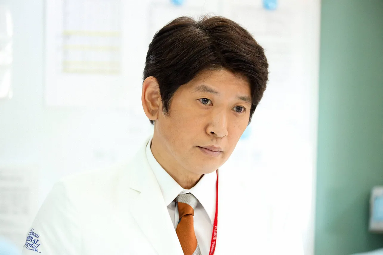 【写真を見る】長谷川朝晴は末期癌患者の担当医・畑中を演じる