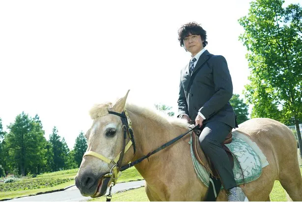 【写真を見る】約10年ぶりに乗馬シーンに挑戦した上川隆也…馬上での姿勢も完璧！