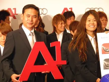 なでしこの偉業をたたえ、選手と監督に車両を贈呈!!