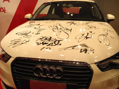 なでしこメンバーと佐々木監督のサインの入った「Audi A1」
