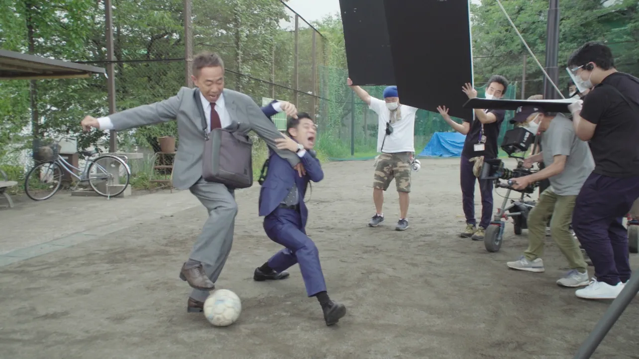 【写真を見る】サッカーで対決する木梨と伊藤