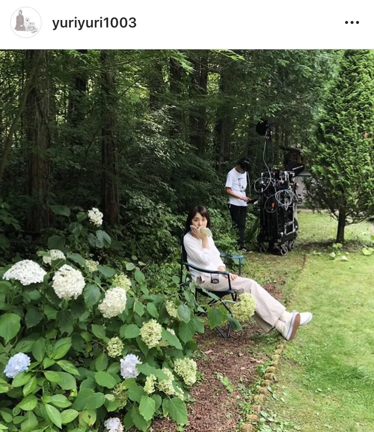 【写真を見る】石田ゆり子と紫陽花の癒されるSHOTを公開
