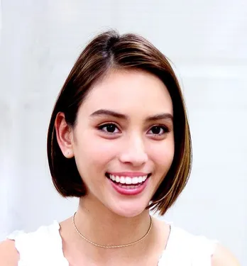 滝沢カレン、ゴリラに申し訳ない!?肉みたいな鞄を振りかざした脚長SHOTに「スタイル抜群!!」「表現(笑)」