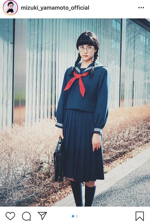 【写真を見る】山本美月、黒髪三つ編みヘアー＆セーラー服の“昭和風”SHOT