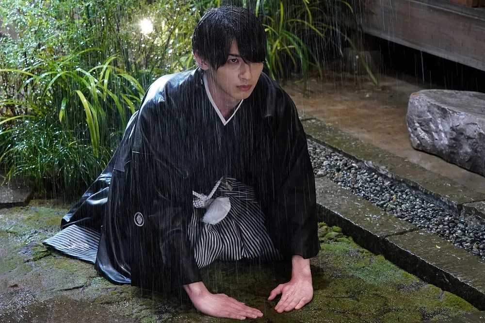  8月12日(水)第1話にて、横浜流星がどしゃ降りの雨の中、土下座するシーン写真が公開された