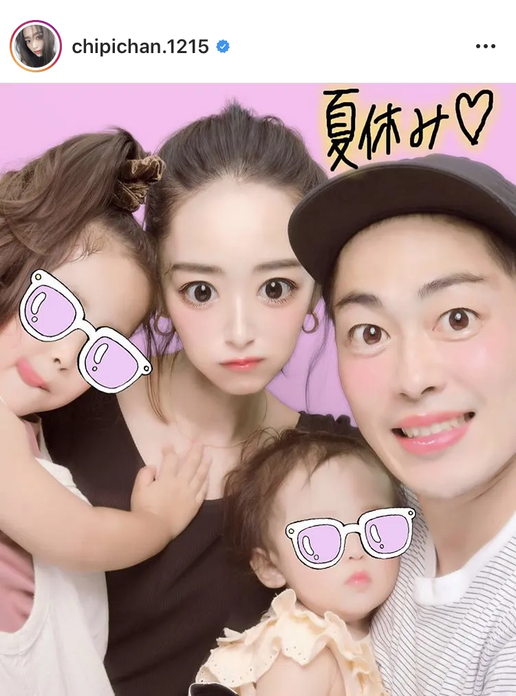 【写真を見る】近藤千尋、夫・太田博久と愛娘との“家族プリ”(ほか、モデルの素質充分!?　娘のポーズSHOTなど10枚)