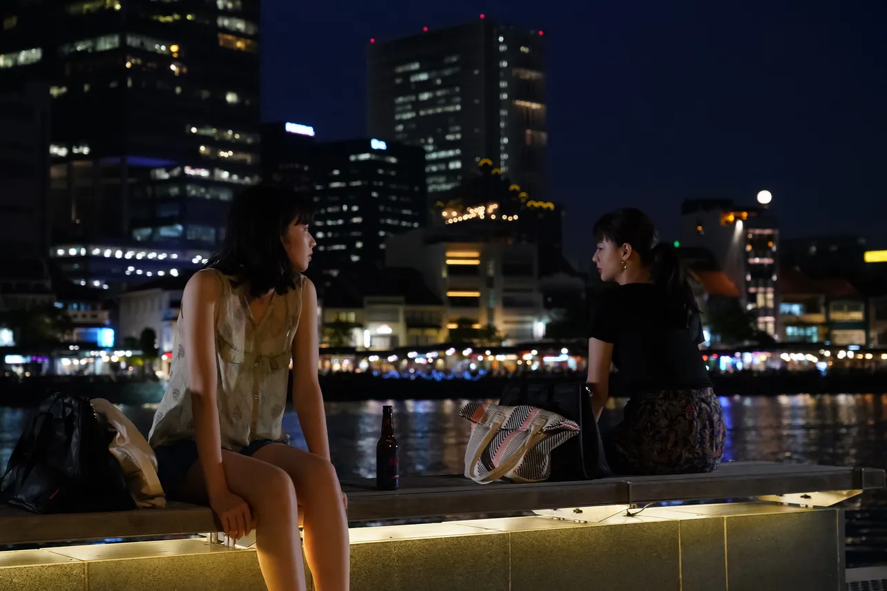 玲子(山本美月)は夢をかなえようシンガポールで奮闘する