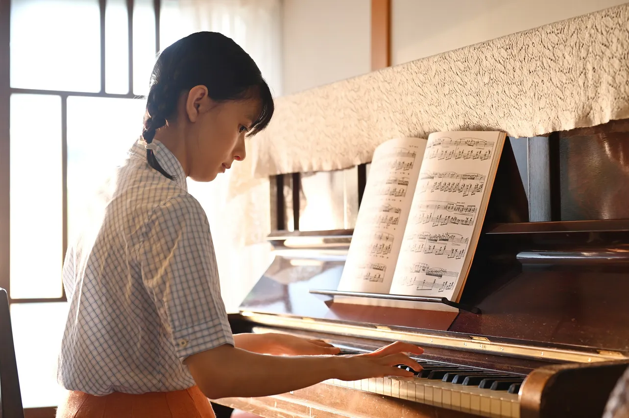 【写真を見る】ドラマパートでは芳根京子がピアノを披露！