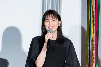 長澤まさみ、「コンフィデンスマンJP」続編製作決定に『嘘だったら、どうする?』くす玉で笑顔全開