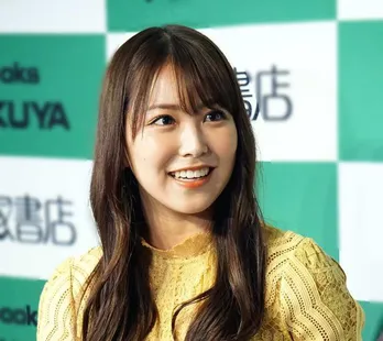 NMB48白間美瑠、パステルブルーの新衣装を身にまとい可愛らしい笑顔