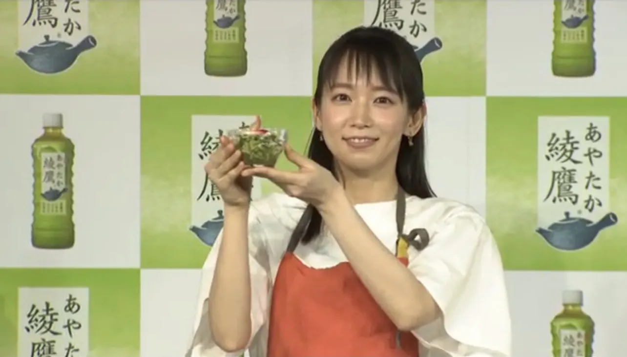 吉岡里帆が「綾鷹」の「豊かな食卓キャンペーン」のイベントに出席。ステージ上で、綾鷹に合う酢の物作りに挑んだ