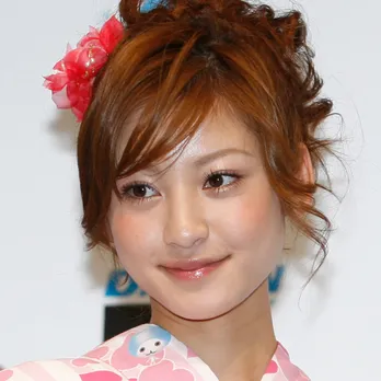 西山茉希、まるで“HOT LIMITスーツ” 美背中あらわな私服SHOTに反響