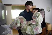 横浜流星“椿”が浜辺美波“七桜”をお姫様抱っこ!第2話シーン写真公開<私たちはどうかしている>