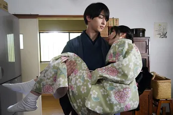 横浜流星“椿”が浜辺美波“七桜”をお姫様抱っこ!第2話シーン写真公開<私たちはどうかしている>