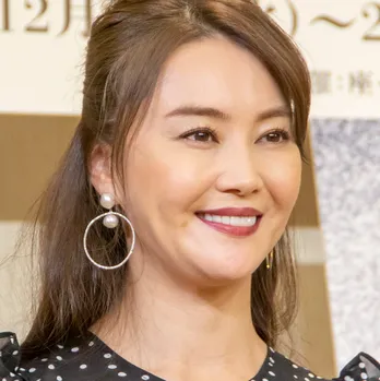 観月ありさ、完璧すぎる脚線美を披露「これぞ八頭身美女」「神々しい…」