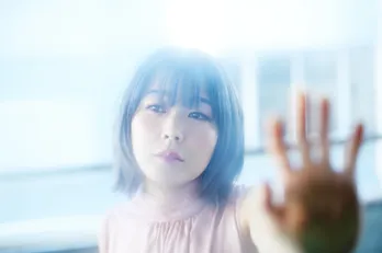 シンガーソングライターの森恵、ホームレコーディング新曲第5弾「蒼の向こう」「Going Up! Glowing Now!」配信