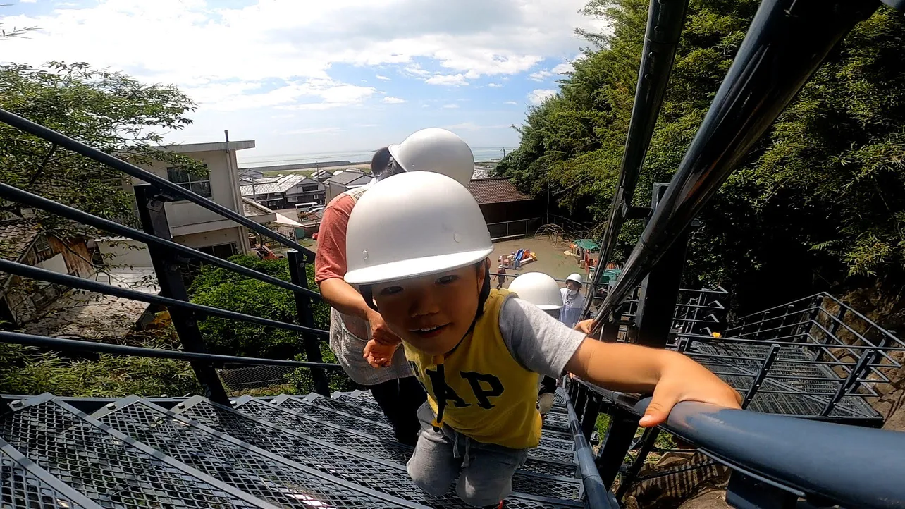 【写真を見る】子どもでも安全に登れる構造とするため、地形構造を綿密に解析し、高い技術を駆使する