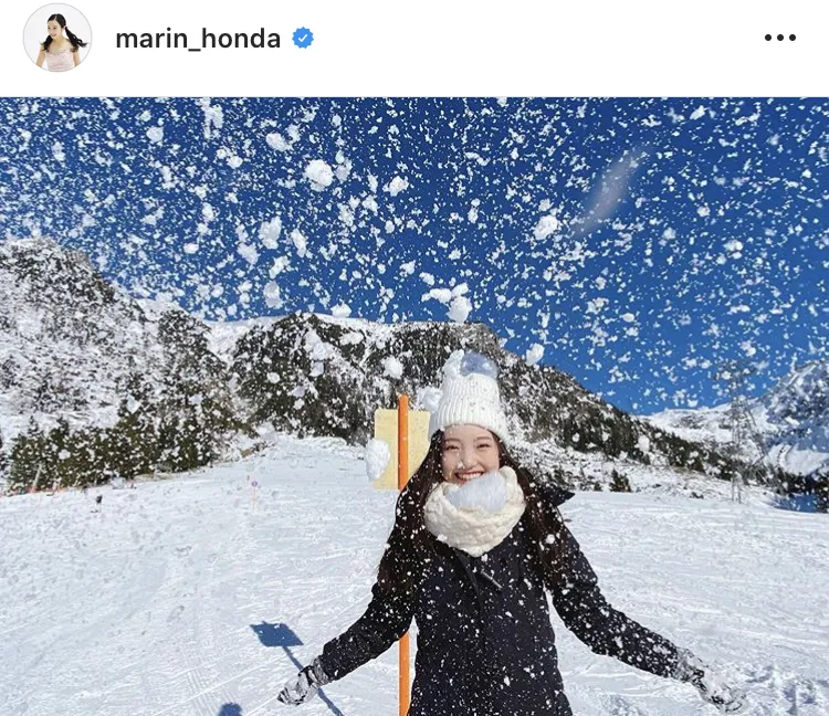 【写真を見る】無邪気な笑顔にキュン！本田真凜、“透明感溢れる”雪舞うSHOT