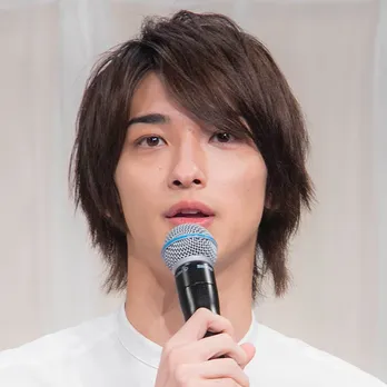 横浜流星&浜辺美波、ウエットスーツ姿に「凄いレアな姿」と反響続々<私たちはどうかしている>