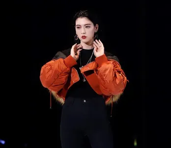 三吉彩花、ざっくりスリットから生足美脚があらわ…！チャイナ服SHOTに反響殺到