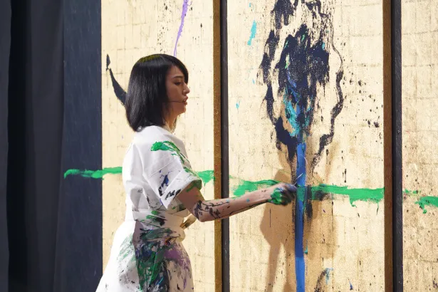 小松美羽が、4m超えの巨大キャンバスへ思いを描く