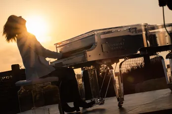 YOSHIKI、美しい夕日を背負いながら「Forever Love」を演奏<24時間テレビ>