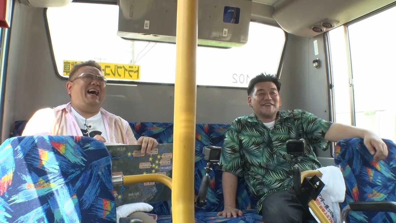 バス車内で笑顔のサンドウィッチマン