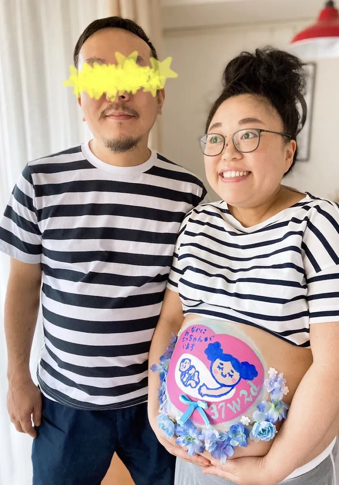 【写真を見る】“マタニティペイント”が描かれたニッチェの江上敬子と夫の2ショット