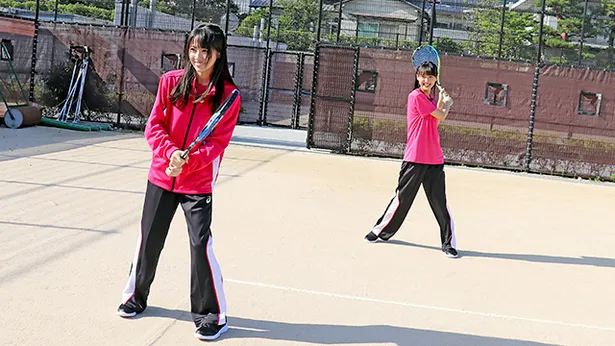 【写真を見る】舞Q＆ふくちゃん、ソフトテニスに挑戦する
