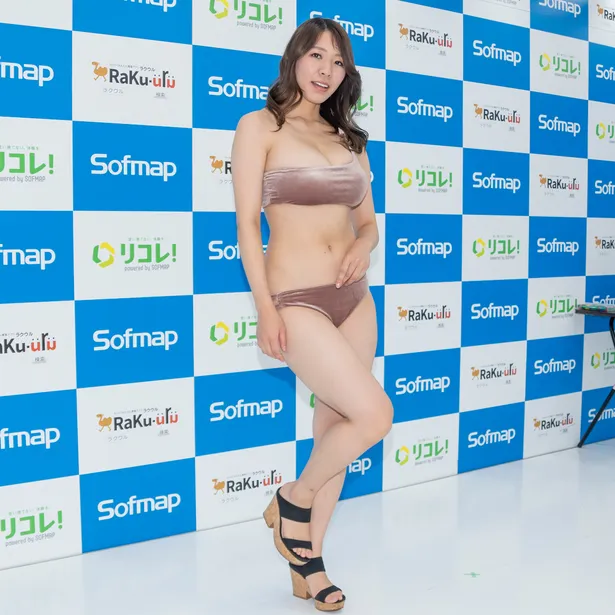 グラドル夏来唯 ワンショルベロア水着で美ボディーアピール 画像2 40 芸能ニュースならザテレビジョン