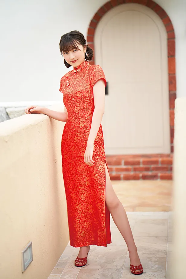 【写真を見る】スレンダースタイルが際立つ赤チャイナドレス姿