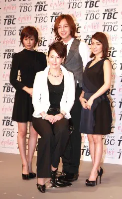 代表取締役・手塚圭子氏（写真前列）と新広告キャラクターに起用された3人（写真後列）