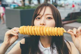 乃木坂46梅澤美波、1st写真集「夢の近く」裏表紙カット&秋元康の帯文公開