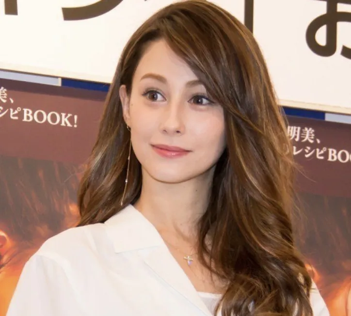 ダレノガレ明美 彼女とひまわりデート 写真に青山テルマも 可愛いなおい Webザテレビジョン