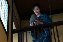 七桜“浜辺美波”の頭上につぼが落下…観月ありさ“今日子”の仕業?第3話シーン写真解禁<私たちはどうかしている>