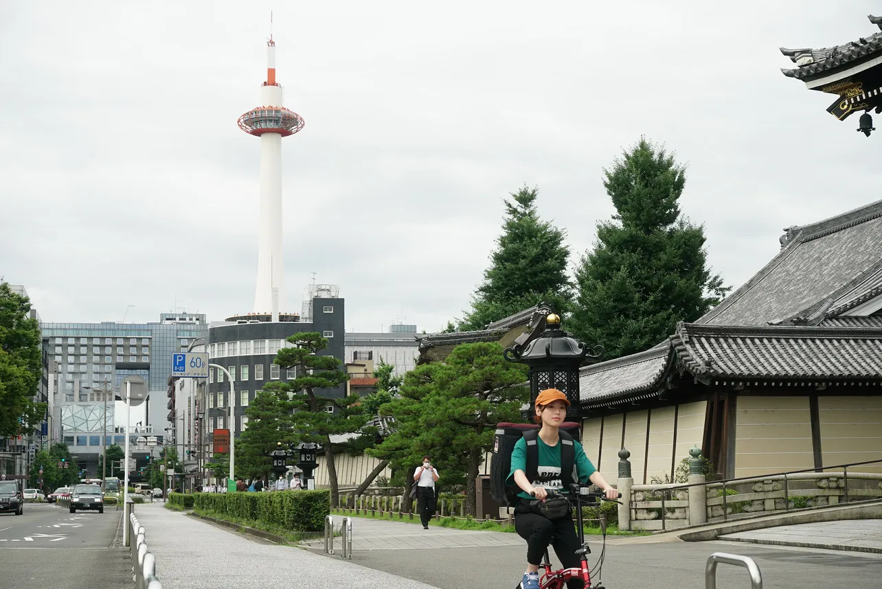 自転車で爽快に走る白石聖