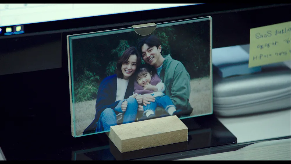 映画「82年生まれ、キム・ジヨン」。ジヨン(チョン・ユミ)とデヒョン(コン・ユ)夫婦の幸せそうな家族写真