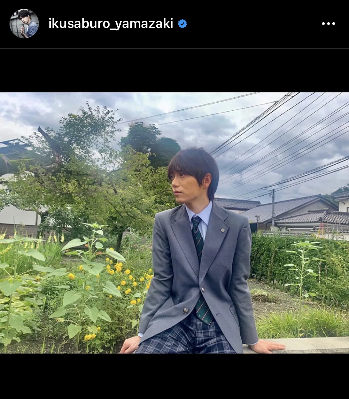 【写真を見る】山崎育三郎、年齢を感じさせないさわやかな制服姿を披露