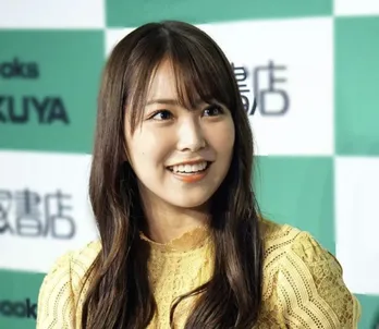 NMB48白間美瑠、ユニフォーム＆ミニスカ姿に反響「可愛すぎる！」「一緒にキャッチボールしたい」