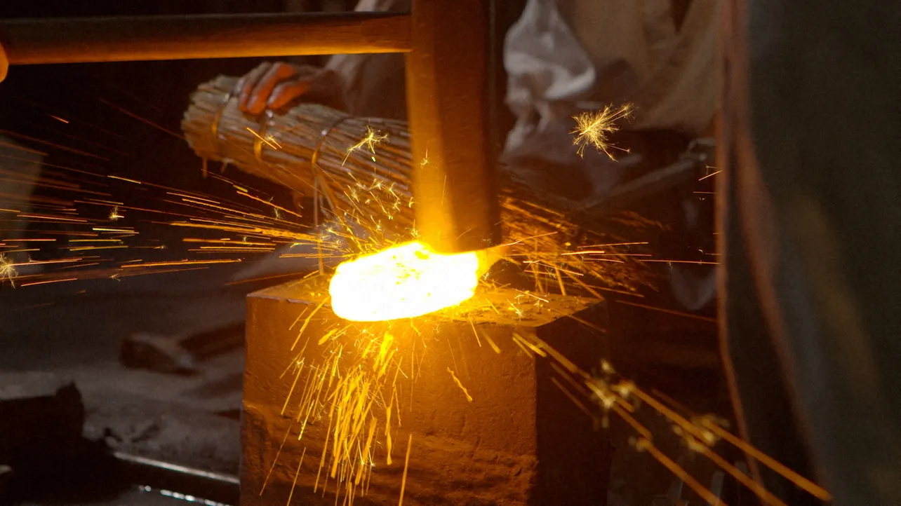 刀の原材料である鋼を鍛錬する作業風景