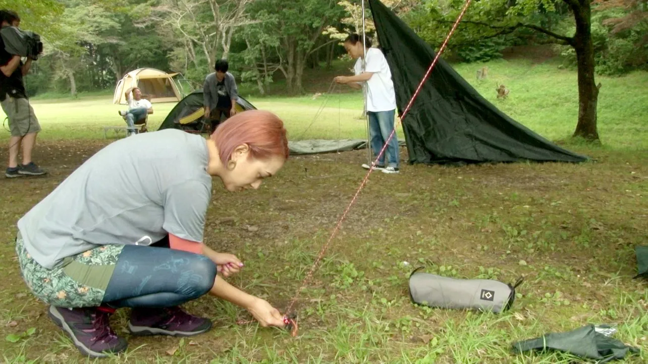 拠点となるテント設営に奮闘