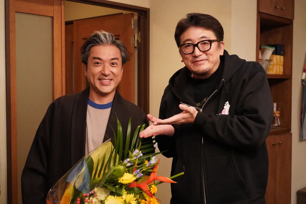 【写真を見る】第6話撮影を終えたムロツヨシ監督に福田雄一監督から花束が送られた