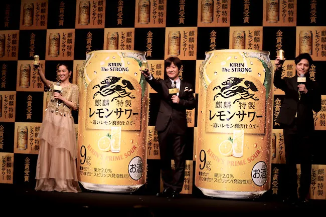 生田斗真や中村アンに続いて、内村光良がCMに出演する「麒麟特製レモンサワー」の記者会見に3人が登壇