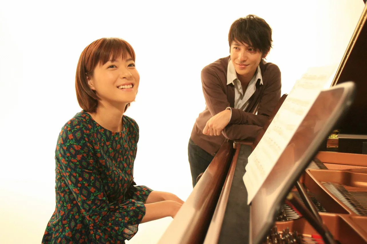 【写真を見る】二人とも若い！笑顔でピアノをひく上野樹里とそれを優しく見つめる玉木宏