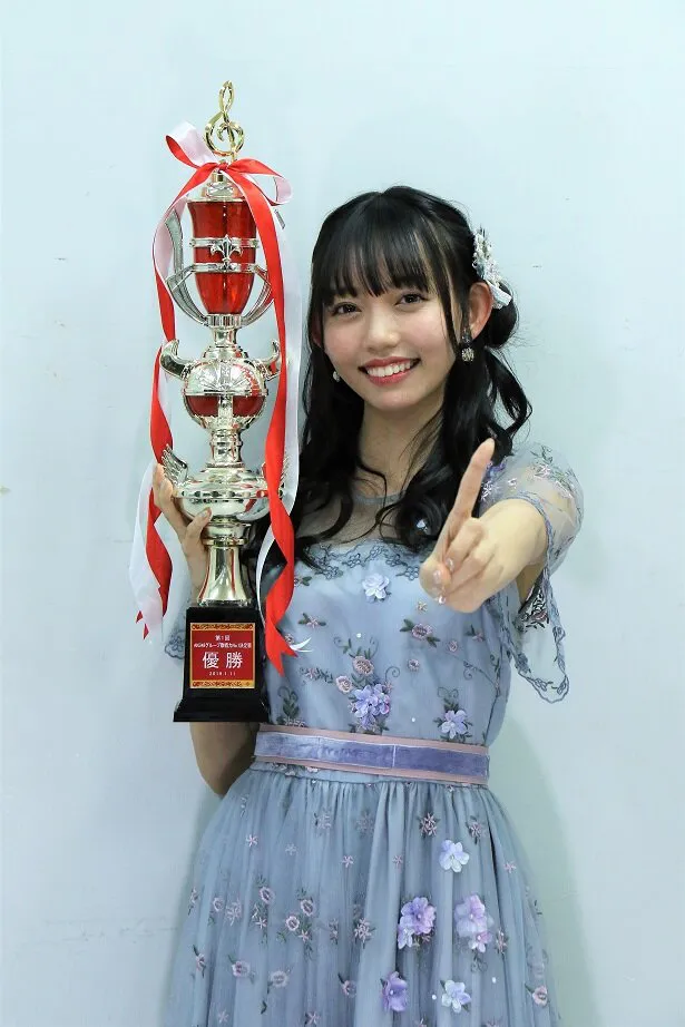 【写真を見る】第1回大会優勝のトロフィーを掲げる野島樺乃(SKE48)