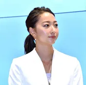 畠山愛理、あり得ない角度で曲がっている“肘SHOT”にファン仰天「さすが体操選手」「軟体動物？」